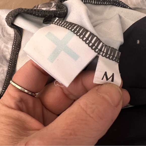 LEGGINGS Bundle of Two Pair. Size M. Ankle Length. Abstract, Unique. Compression - Picture 7 of 10